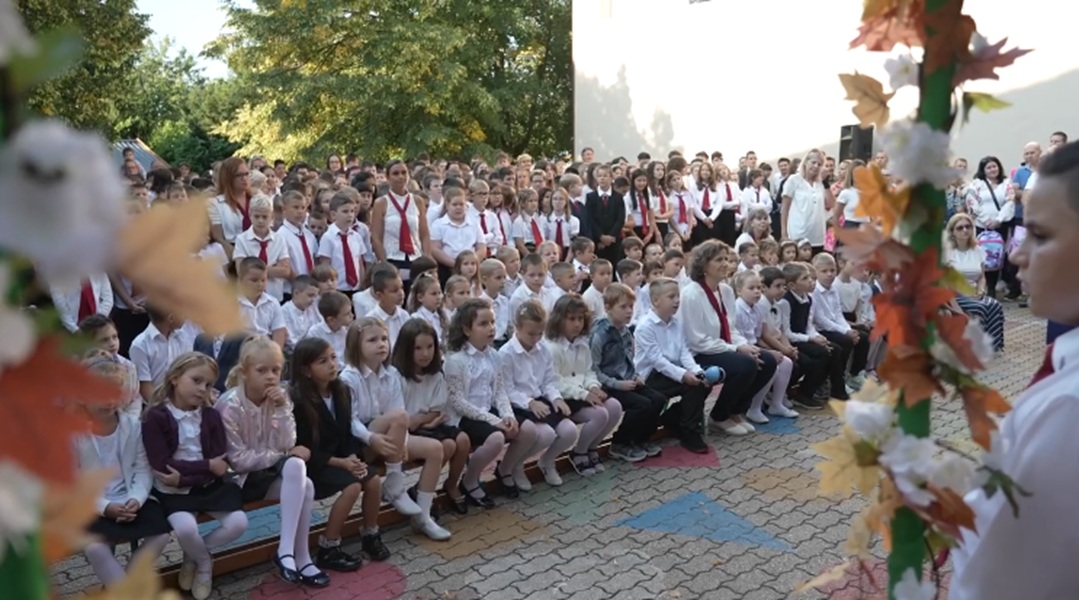 Becsengettek az iskolákban – megkezdődött az új tanév
